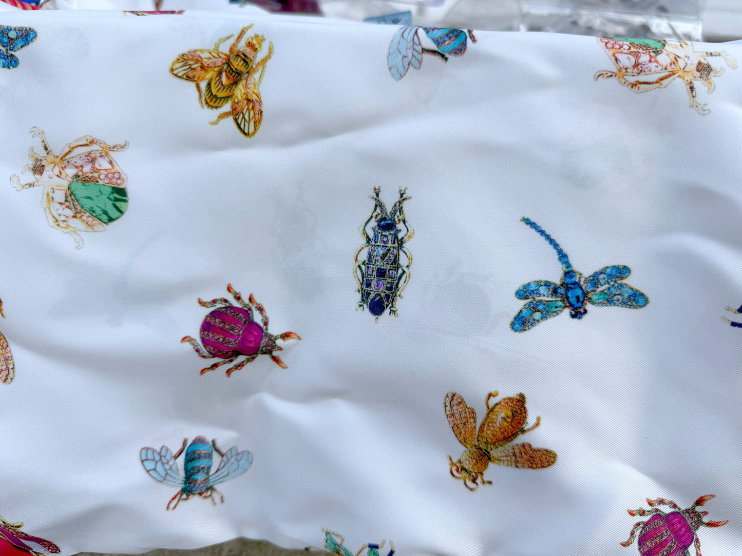 Foulard CYU Blanc en avec insectes colorés _ White CYU scarf with colorful insects