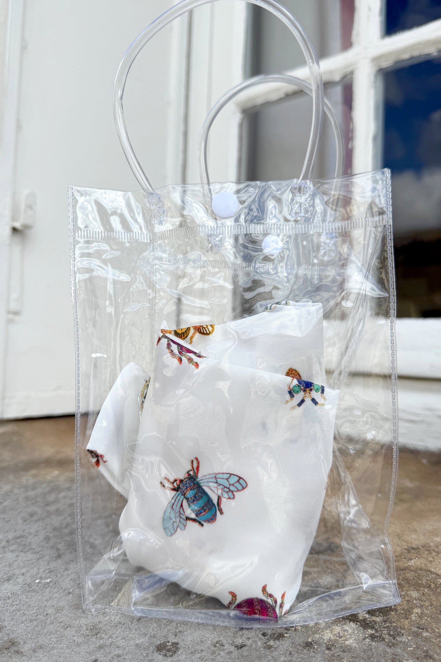 Foulard CYU Blanc en avec insectes colorés _ White CYU scarf with colorful insects