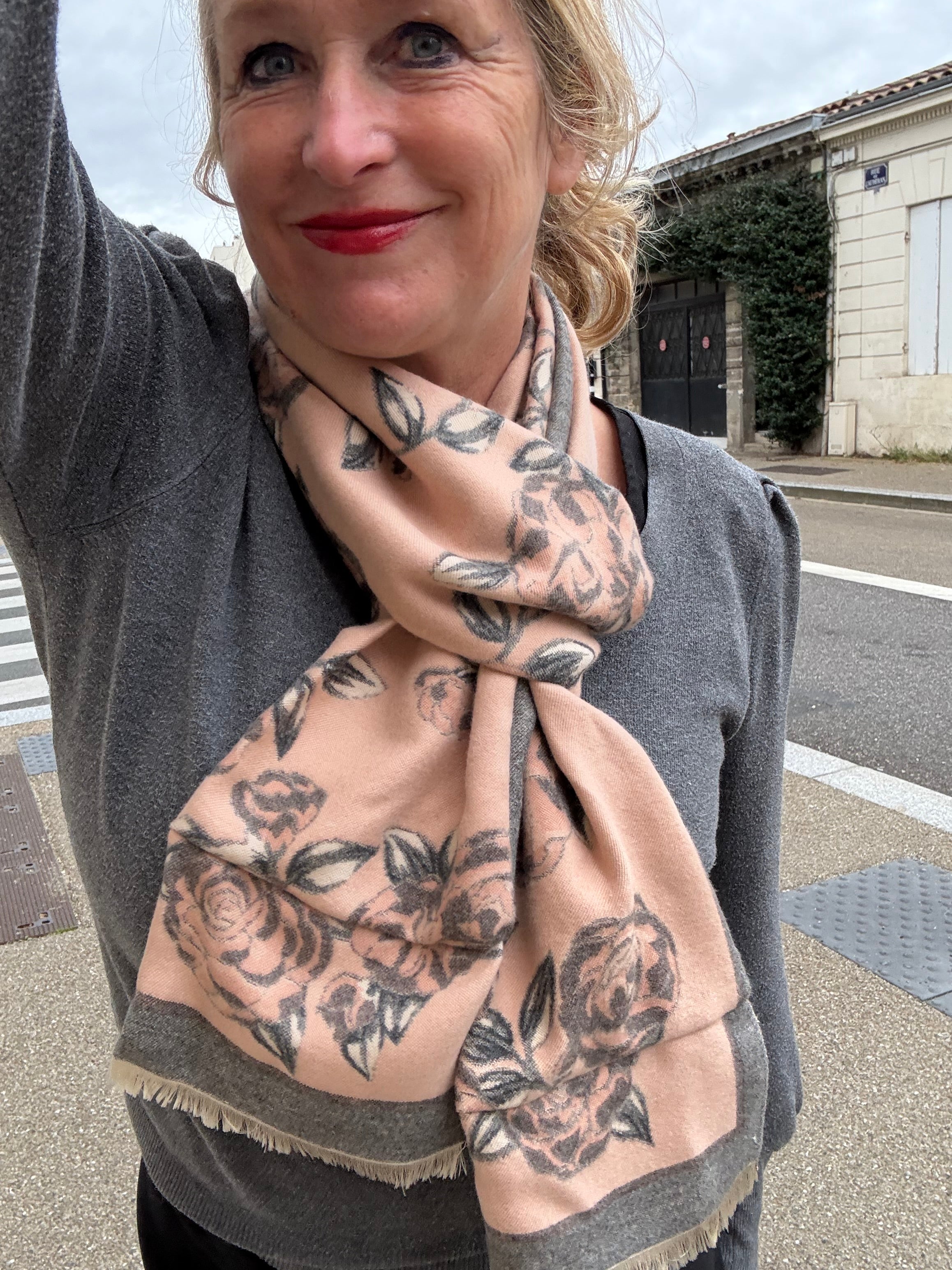 Foulard CYU long rose chair et gris très doux