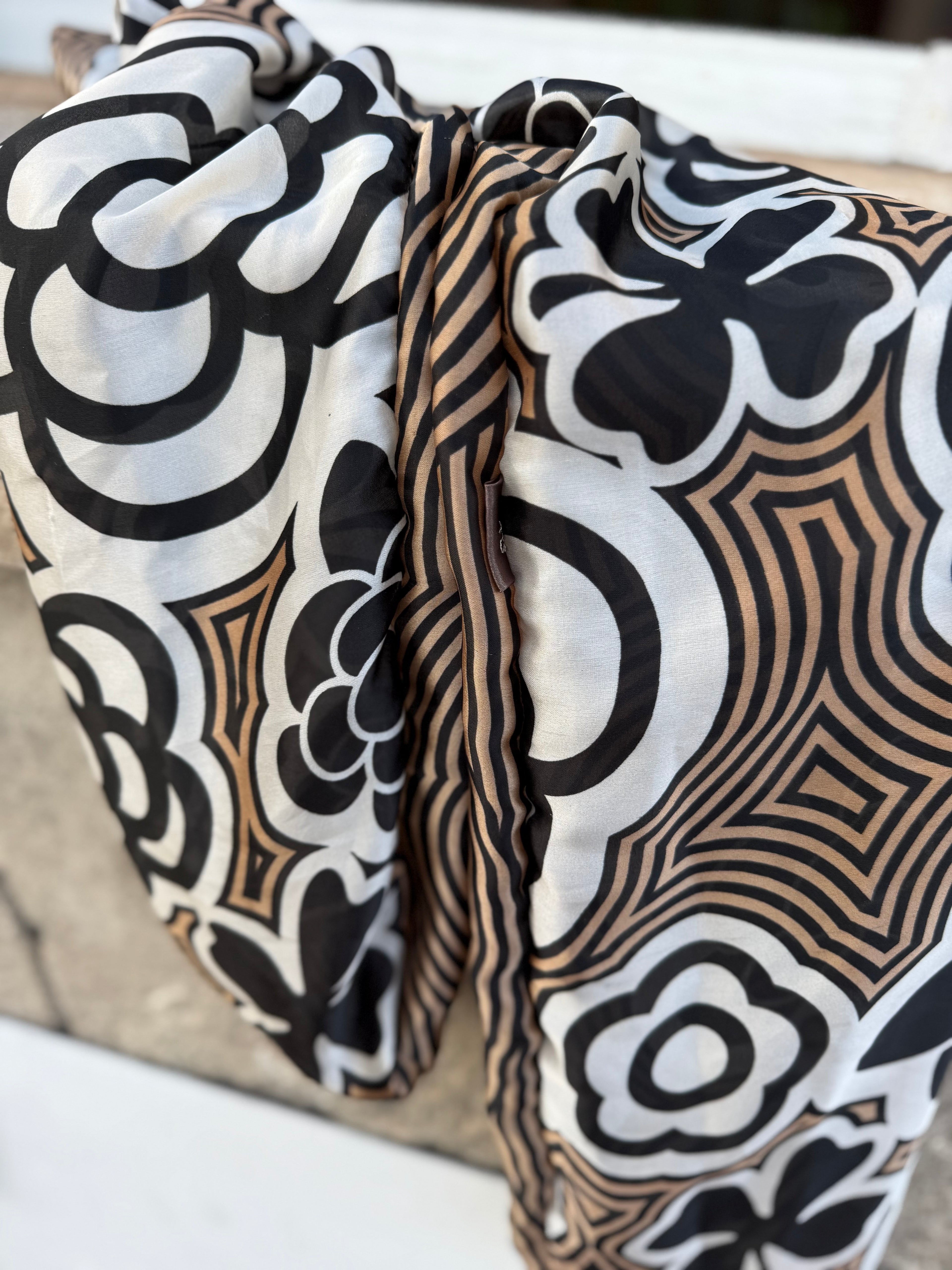 Foulard CYU long et soyeux avec motifs rétro, blanc noir et marron, très lumineux