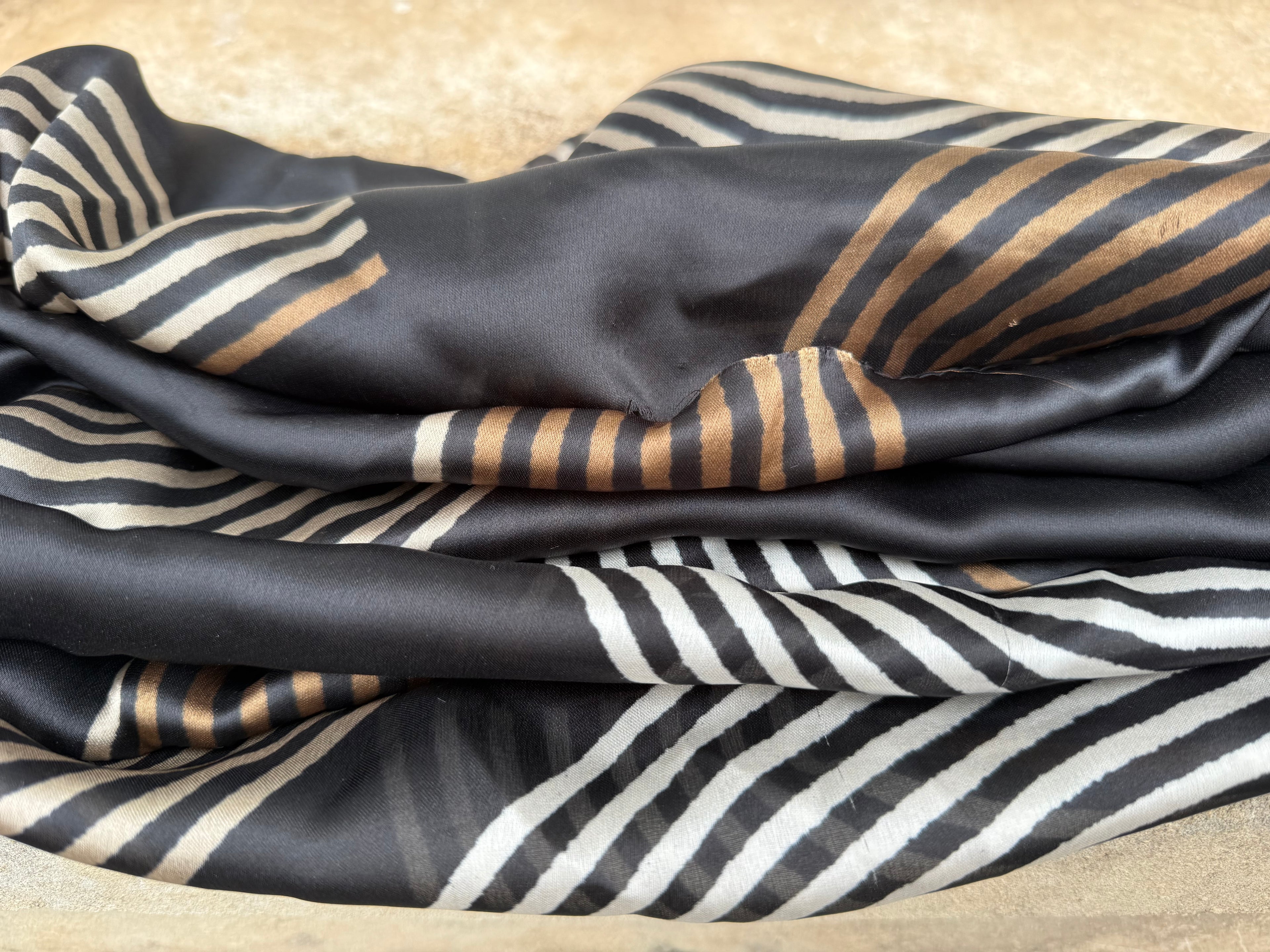 Foulard CYU long et soyeux style rétro fond noir, blanc et marron à rayures et fleurs