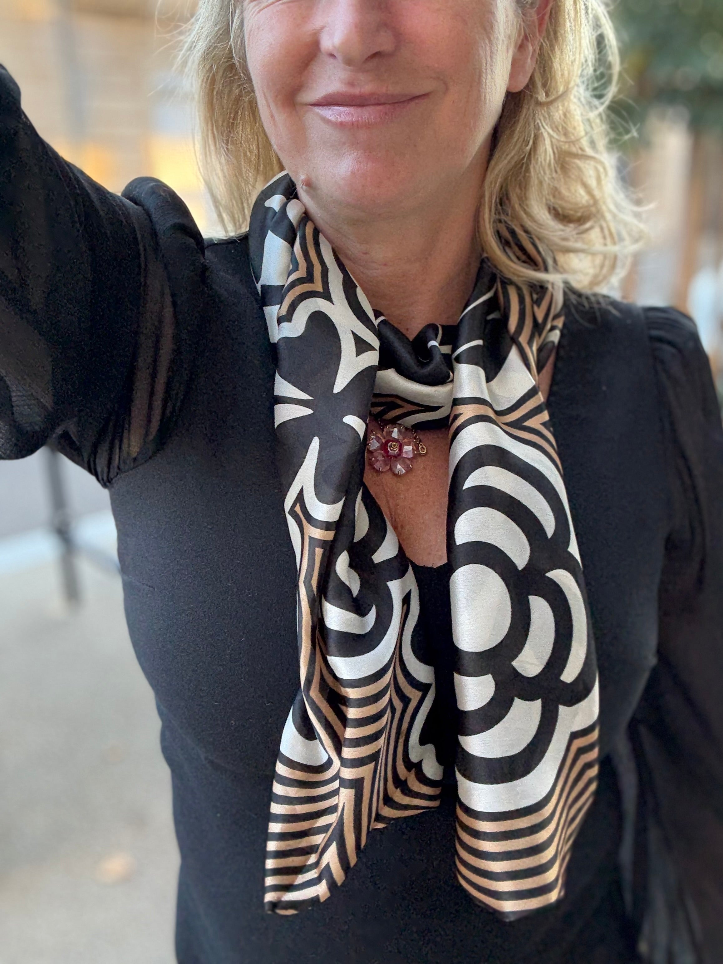 Foulard CYU long et soyeux avec motifs rétro, blanc noir et marron, très lumineux