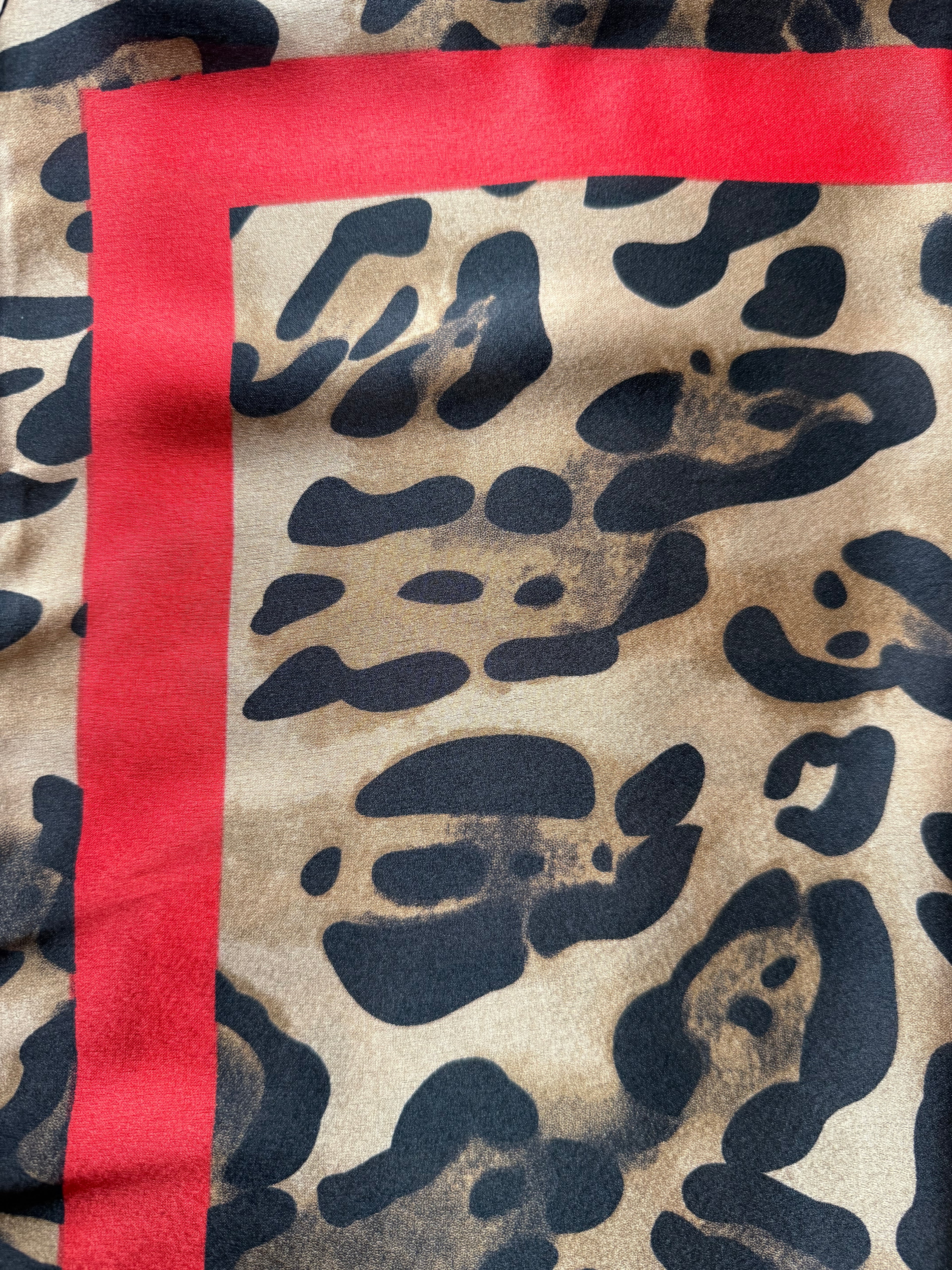 Foulard CYU léopard long et soyeux