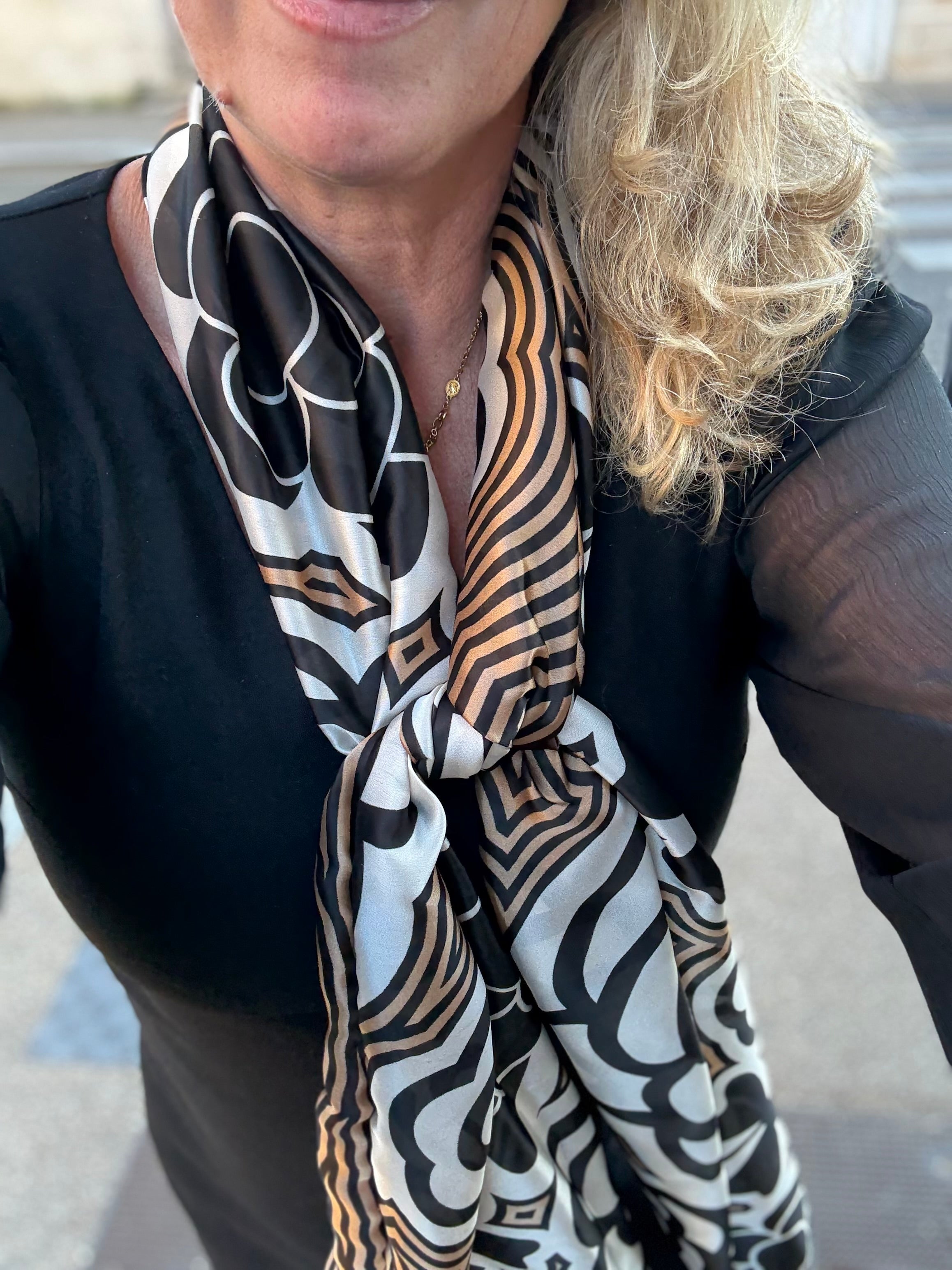 Foulard CYU long et soyeux avec motifs rétro, blanc noir et marron, très lumineux