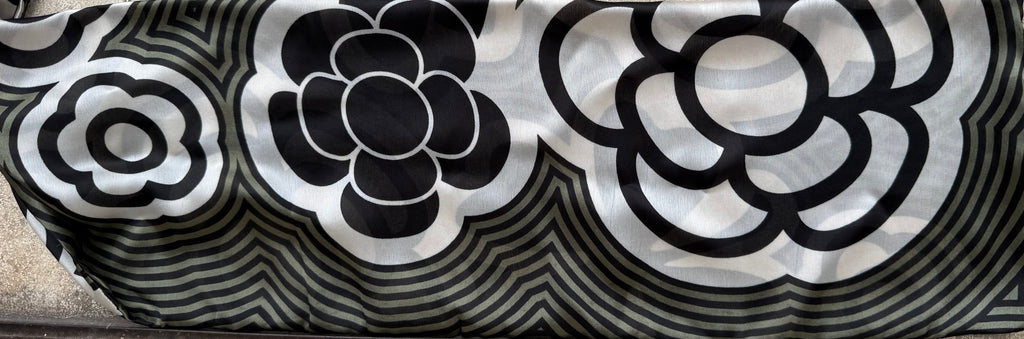 Foulard CYU long rétro vert avec motifs géométriques noirs et blancs