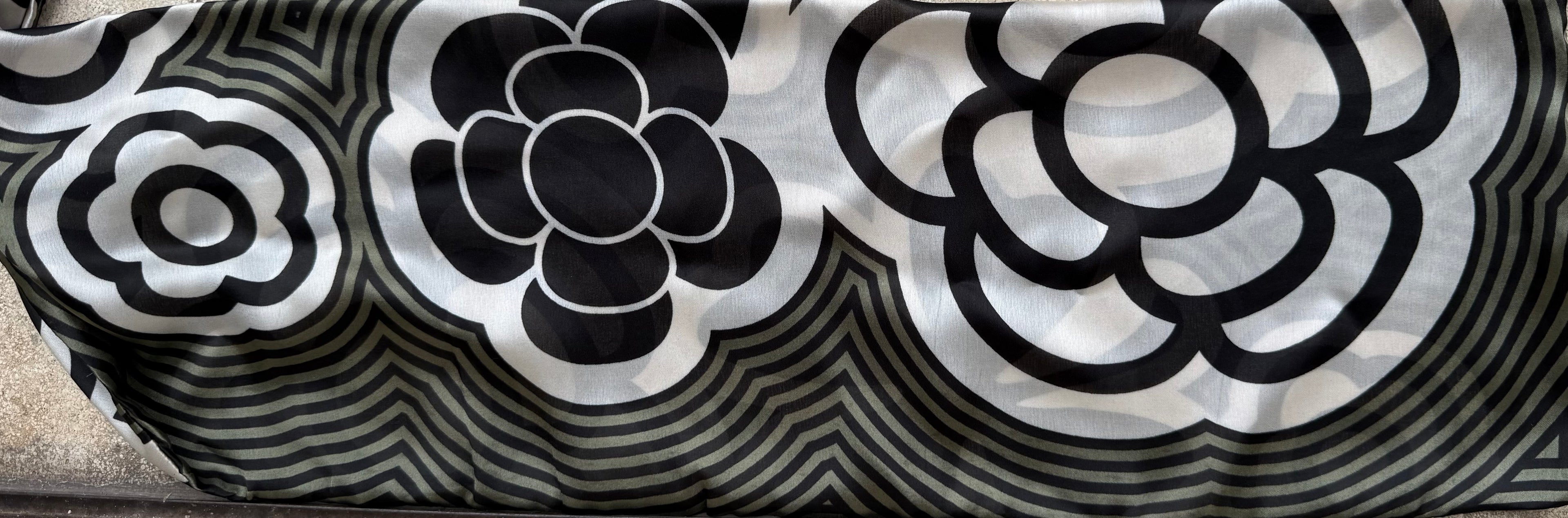 Foulard CYU long rétro vert avec motifs géométriques noirs et blancs