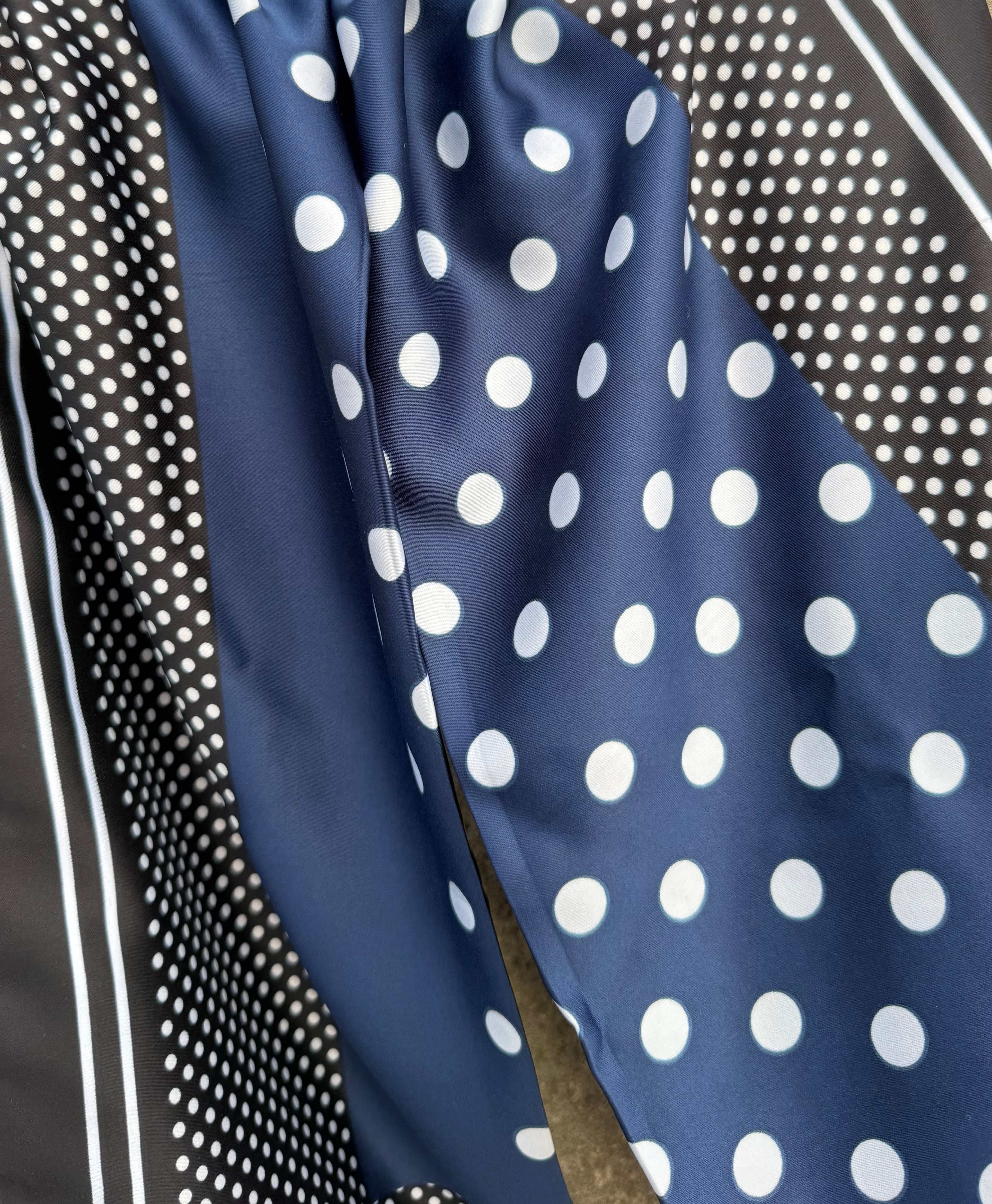 Foulard bleu à pois