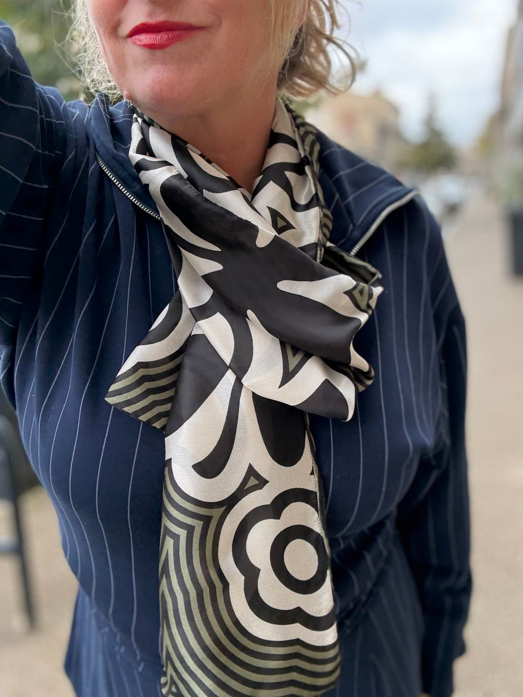 Foulard CYU long rétro vert avec motifs géométriques noirs et blancs