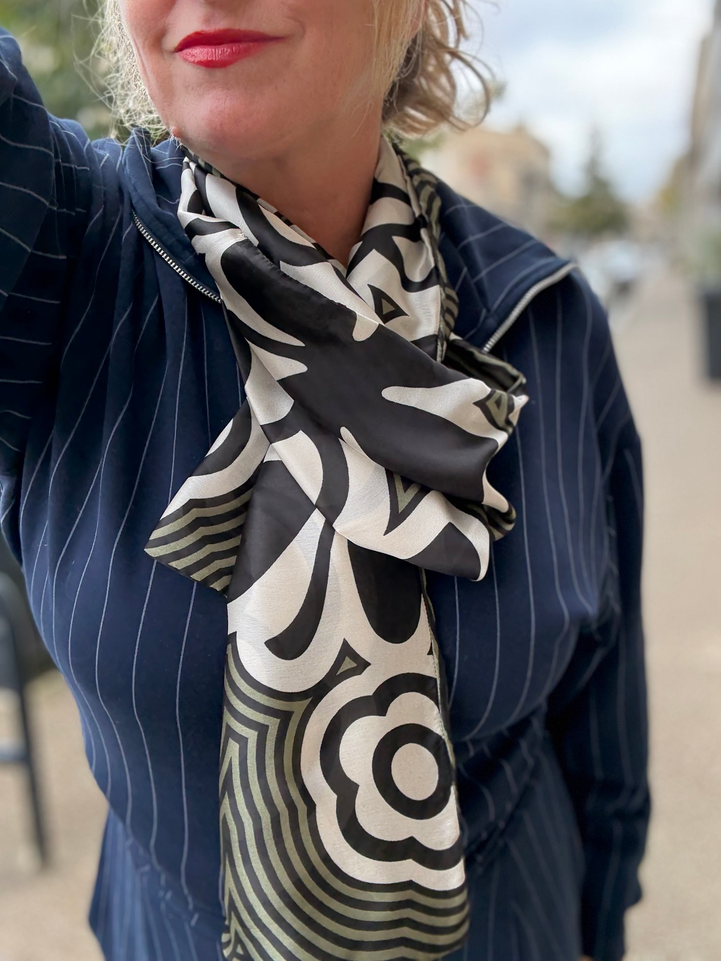 Foulard CYU long rétro vert avec motifs géométriques noirs et blancs