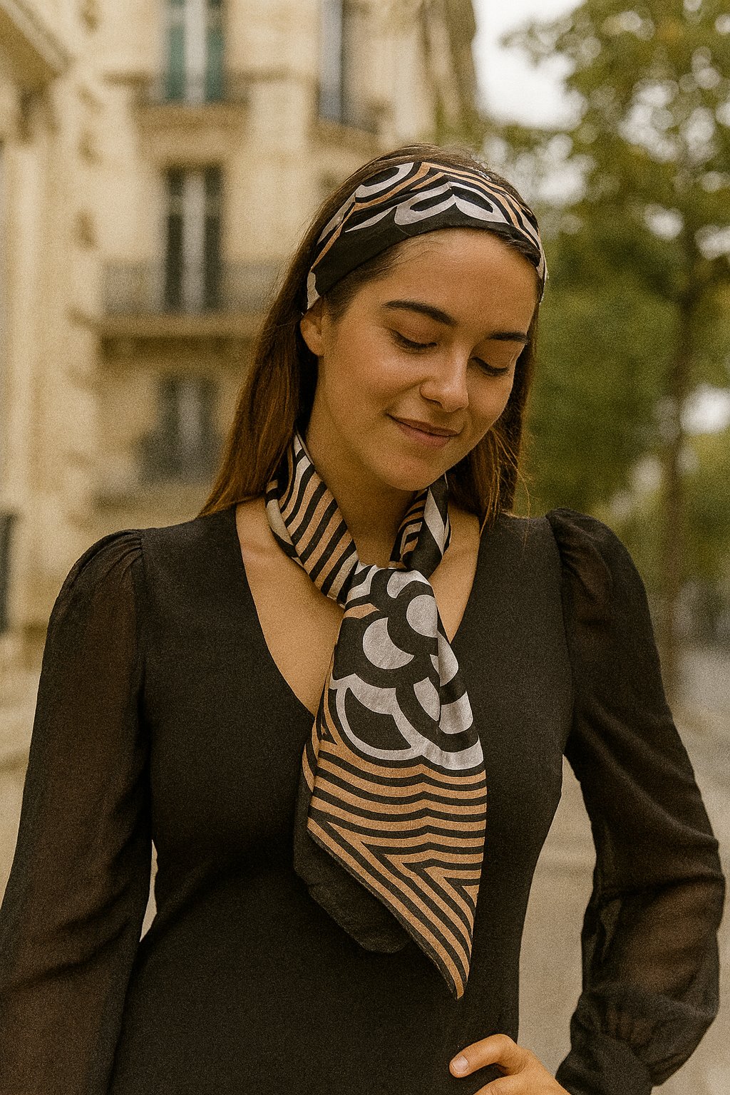 Foulard CYU long et soyeux avec motifs rétro, blanc noir et marron, très lumineux