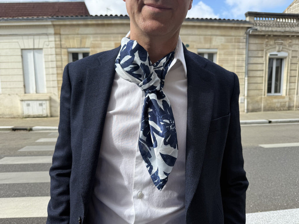 Foulard CYU Soie Blanc satiné et Bleu marine Tulipes