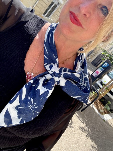 Foulard CYU Soie Blanc satiné et Bleu marine Tulipes