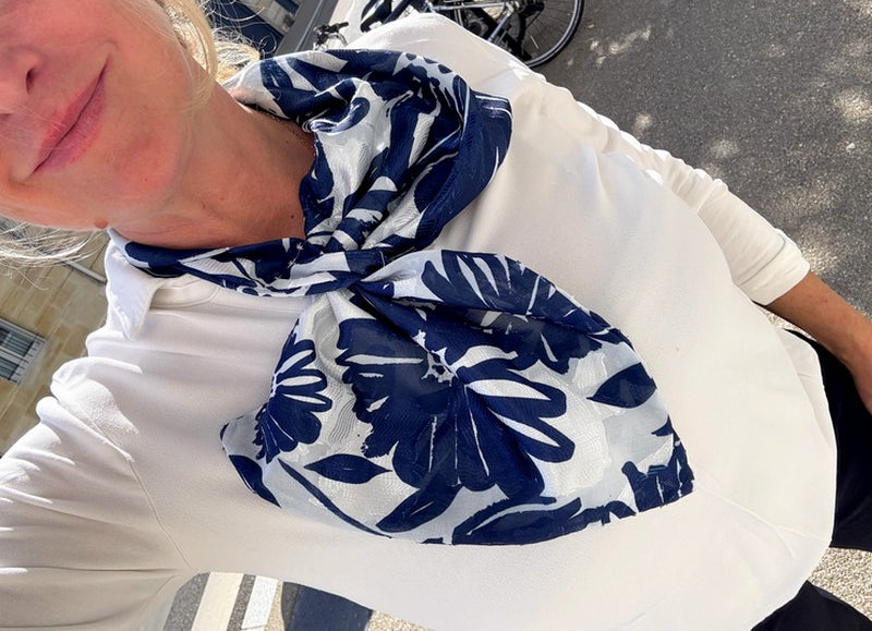Foulard CYU Soie Blanc satiné et Bleu marine Tulipes
