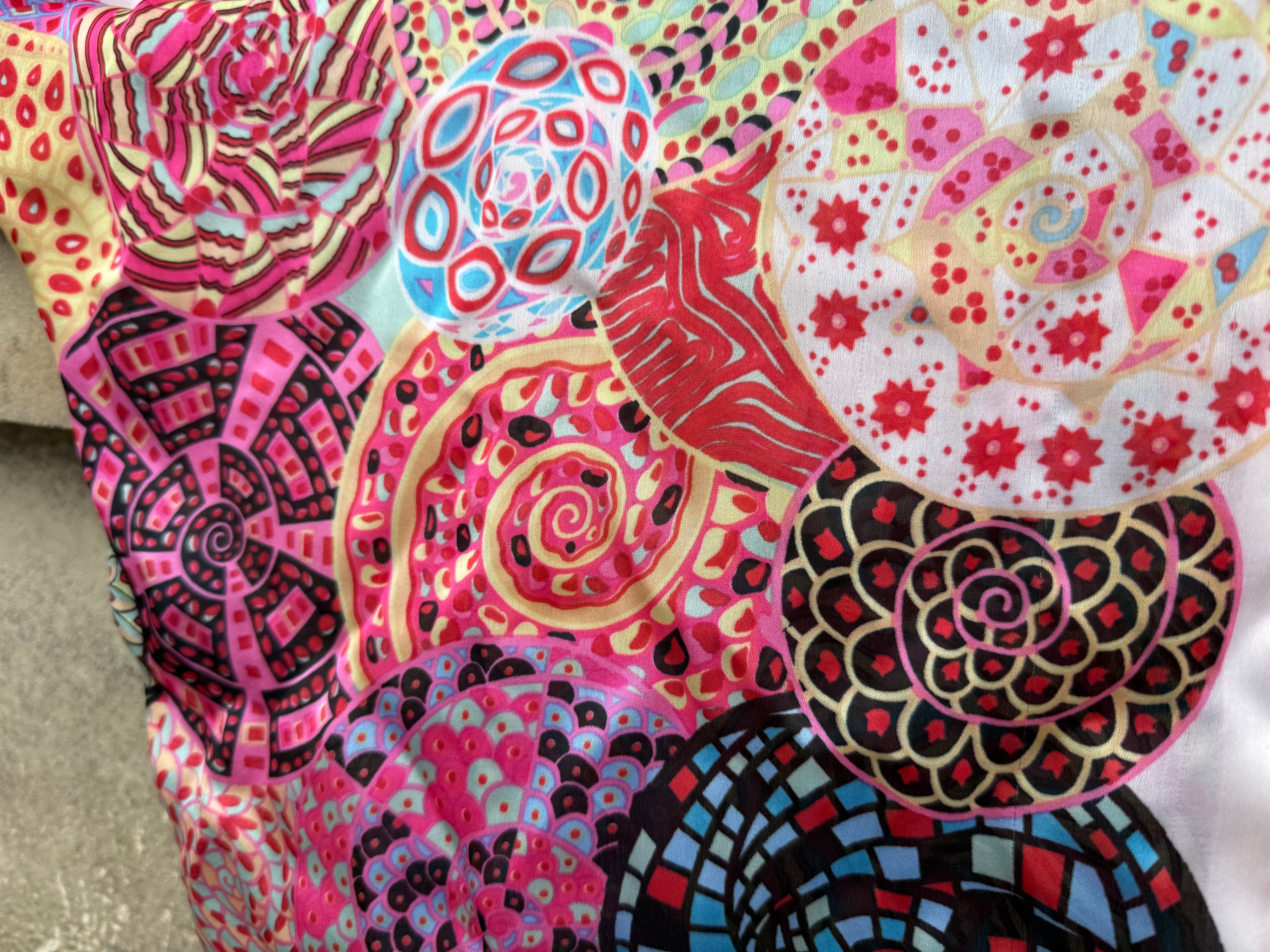Foulard CYU Rose avec spirales multicolores