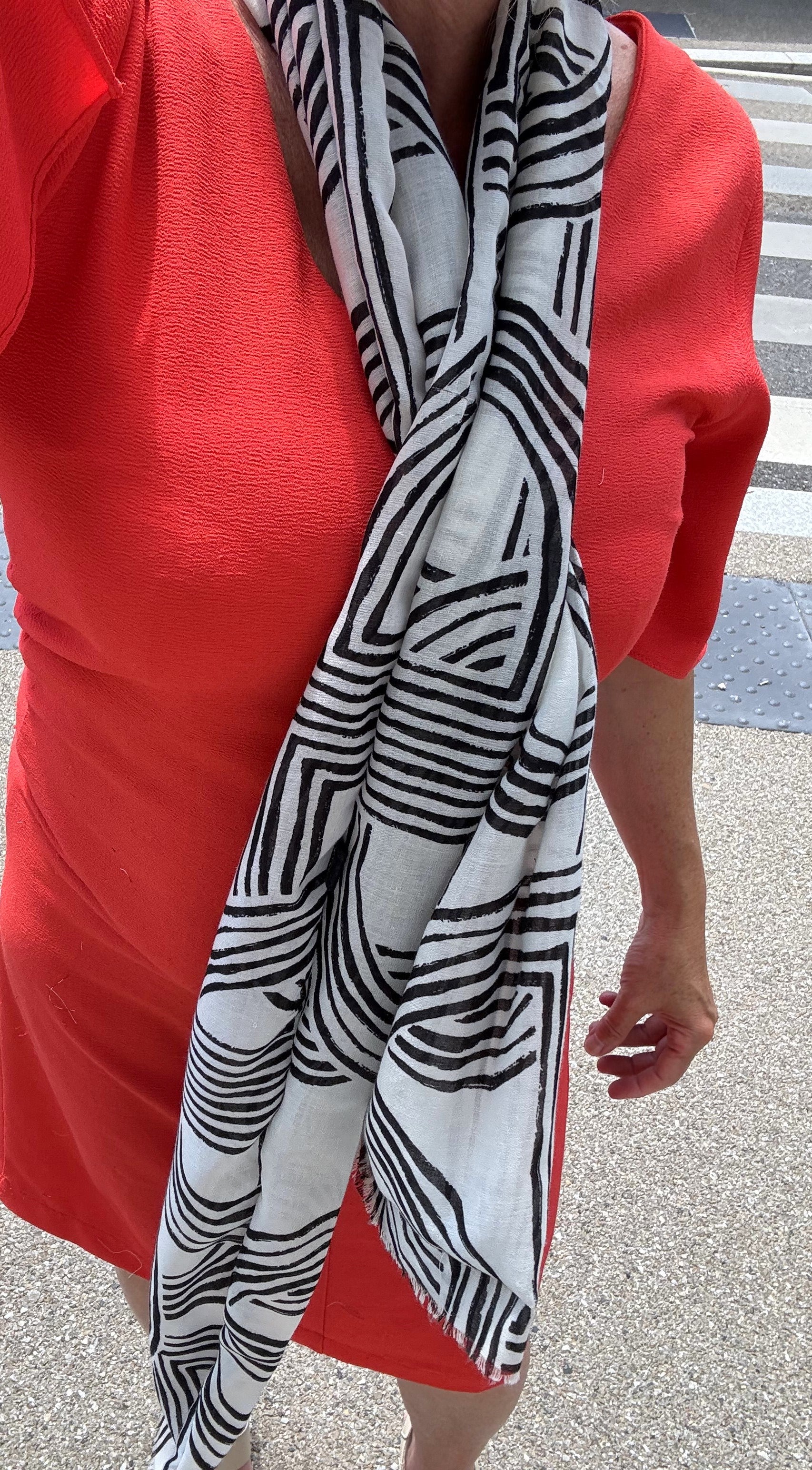 Foulard Long CYU Blanc et Noir très doux